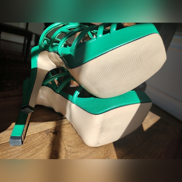 Via Libera Emerald Green Cutout Platform Heels Size 23.5 (6.5) - Picture 6 of 9